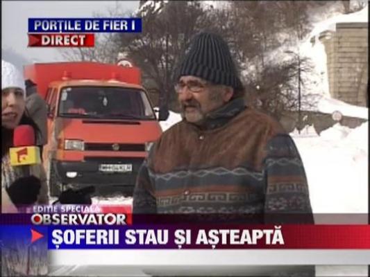 Sute de masini si tiruri au fost trase pe dreapta