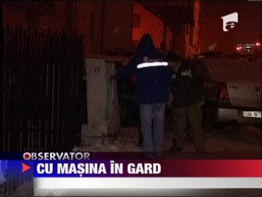 A intrat cu masina intr-un gard de fier