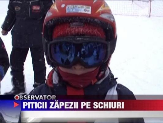 Piticii zapezii se intrec pe schiuri