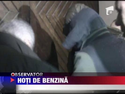 Prinsi in timp ce furau benzina de la pompa