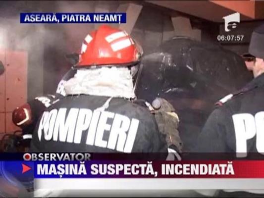 Masina suspecta, incendiata in parcare