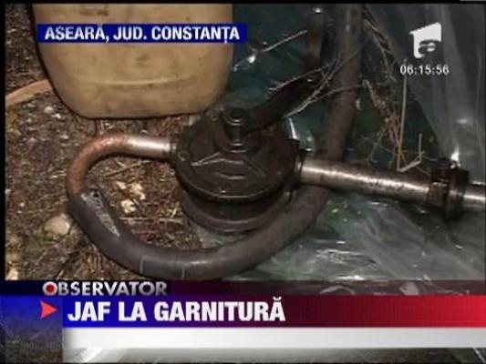 Surprinsi in timp ce furau motorina dintr-un tren