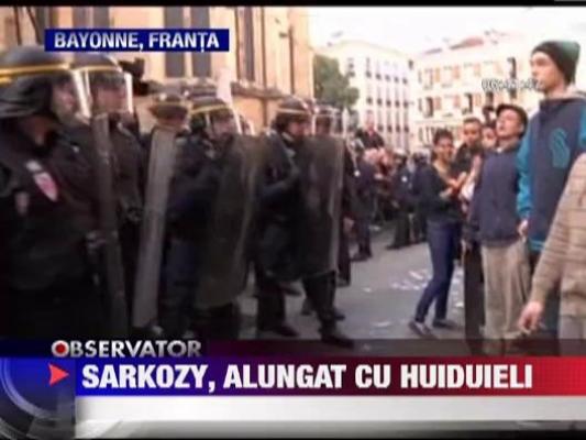 Nicolas Sarkozy, alungat cu huiduieli