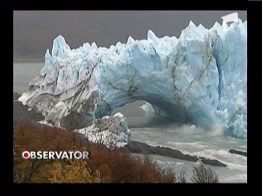 Imagini spectaculoase in Argentina: Un ghetar urias s-a prabusit intr-un rau