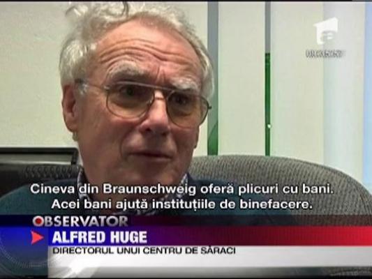 Angajatii unor ONG-uri si parohii au gasit plicuri cu bani sub presul de la intrare