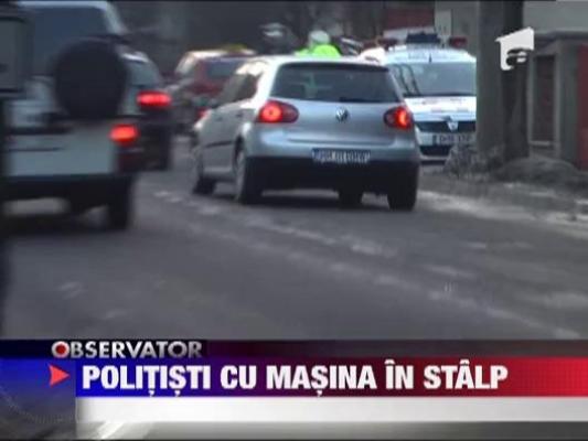 Cu masina politiei in stalp