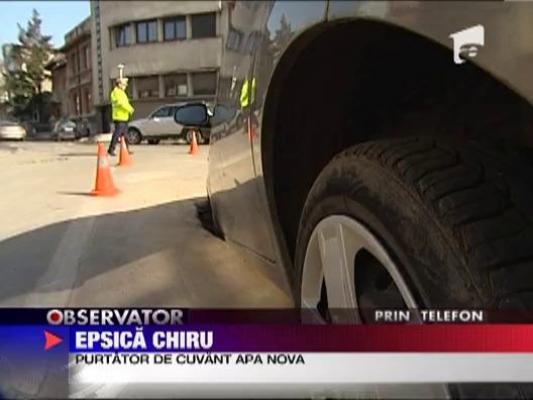 O groapa adanca de jumatate de metru i-a inghitit botul masinii