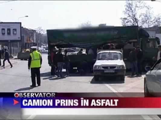 Camion inghitit de asfalt
