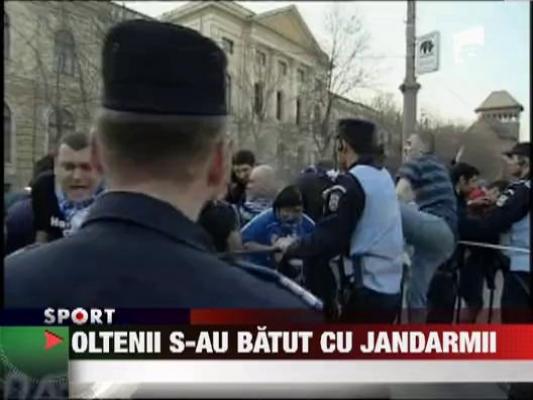 Bataie intre suporteri si jandarmi, in Piata Victoriei