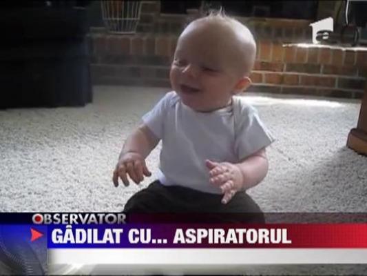 Bebelus gadilat cu aspiratorul