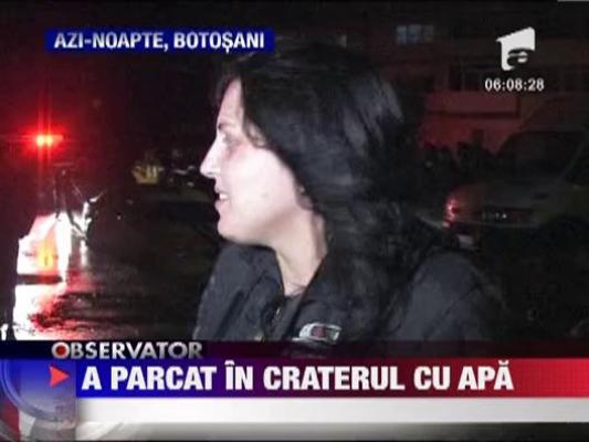 Un taximetrist s-a scufundat cu masina intr-o groapa din asfalt