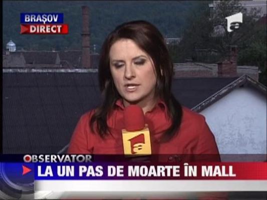 O tanara de 25 de ani s-a aruncat in gol intr-un mall