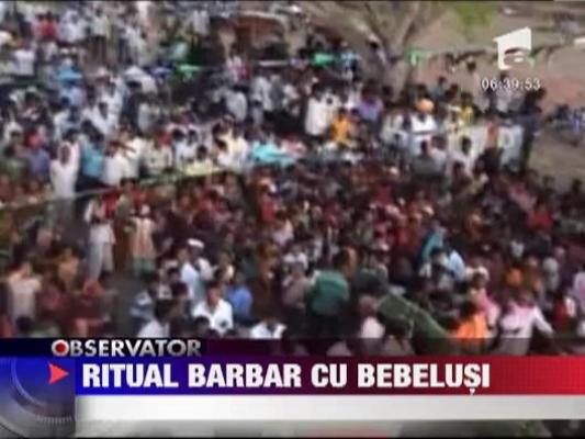IMAGINI SOCANTE! Ritual barbar cu bebelusi