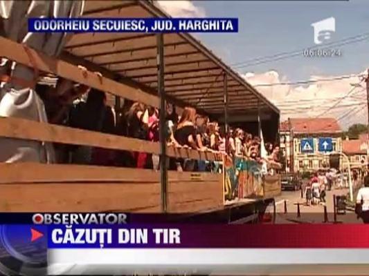 Zece elevi raniti, dupa ce au cazut de pe platforma unui TIR