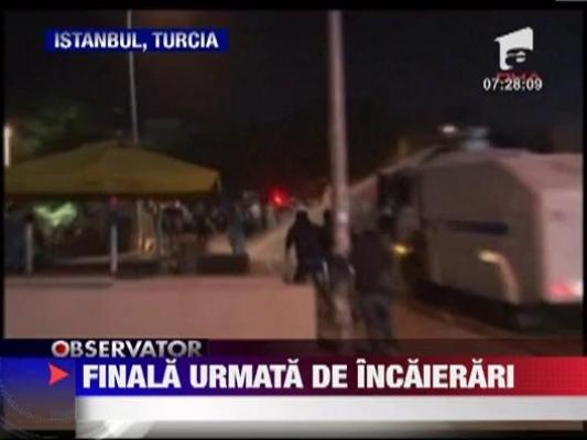 Ciocniri violente intre suporterii lui Galatasaray si Fenerbahce