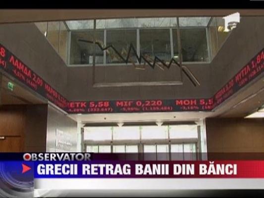 Grecii retrag banii din banci