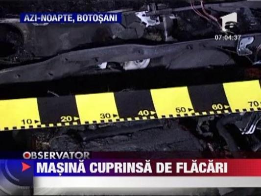 Masina mistuita de flacari in fata unei scoli din Botosani