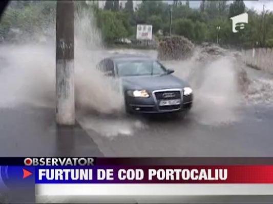 UPDATE / Ploaia a transformat strazile in rauri involburate
