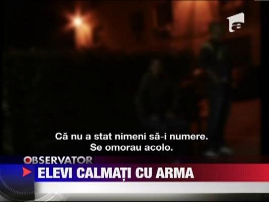 UPDATE / Elevi calmati cu arma