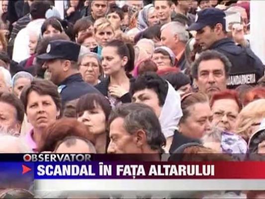 Zeci de credinciosi prahoveni s-au calcat in picioare la slujba de sfintire a unui lacas de cult