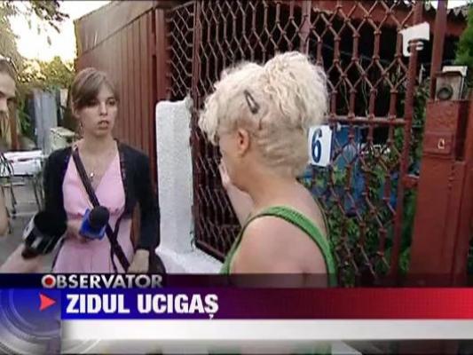 Fetita strivita de un zid