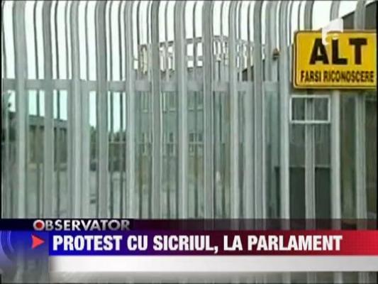 Protest cu sicriul, la Parlament