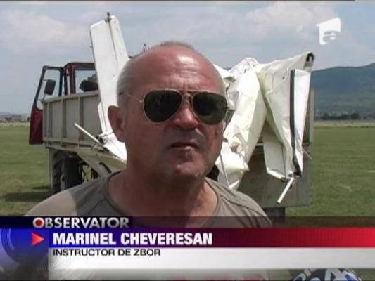 Avion infipt in acoperisul unei case