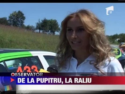 Crina Abrudan, de la pupitru, la raliu