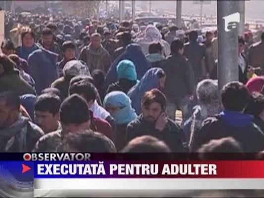 Imagini socante!!! Un taliban ucide o afghana considerata adultera!