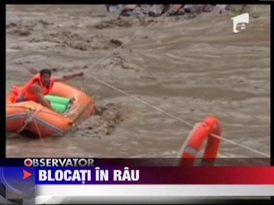 China: Doi soferi de excavator au fost salvati in ultima clipa din calea apelor