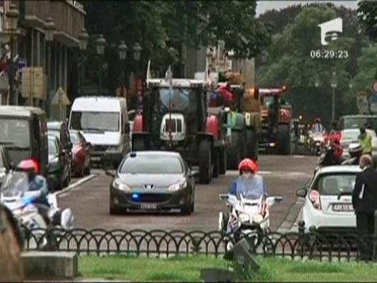 Fermierii au aruncat lapte in fata Parlamentului European