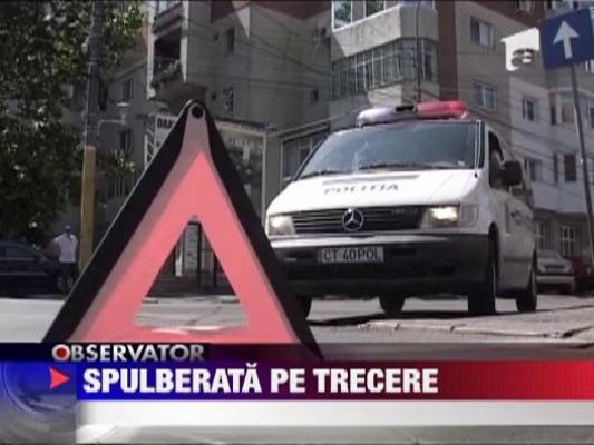Tanara spulberata pe trecerea de pietoni