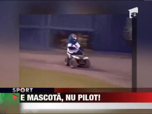 Mascota unei echipe de baseball s-a facut de ras in fata unui stadion plin