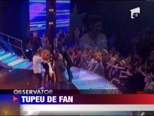 Australia: Adolescenta luata pe sus de "gorilele" lui Justin Bieber