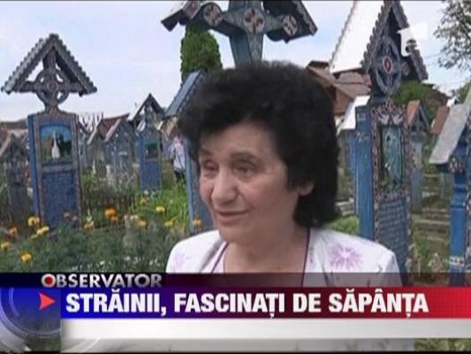 Strainii, fascinati de cimitirul vesel de la Sapanta