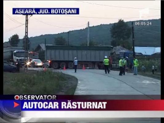 Autocar rasturnat in Botosani. Patru oameni au ajuns la spital