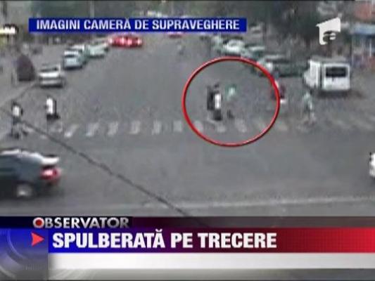 IMAGINI SOCANTE! Spulberata pe trecerea de pietoni