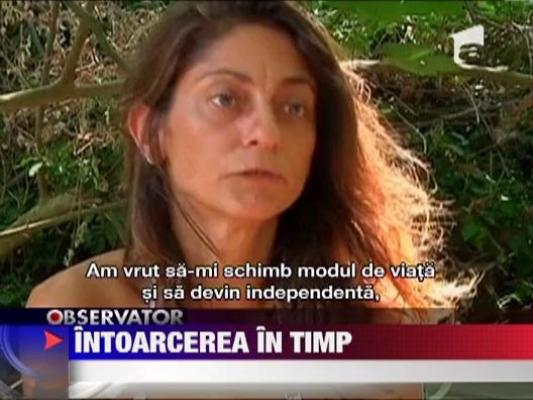 Cativa tineri greci traiesc fara bani intr-o padure