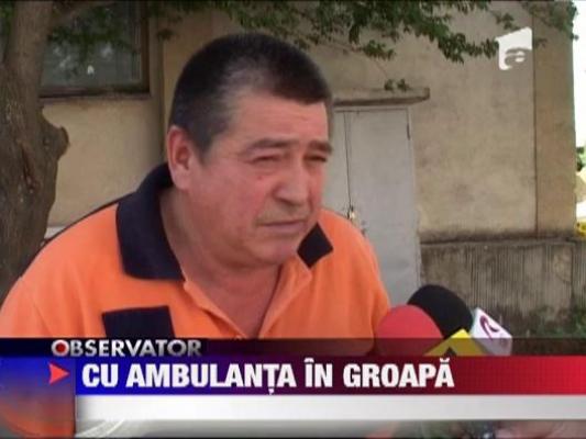 O ambulanta s-a rasturnat intr-o groapa de cativa metri din asfalt