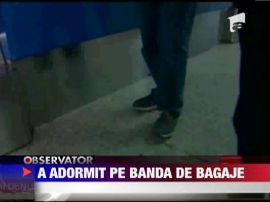 Un turist beat a adormit pe banda de bagaje a unui aeroport