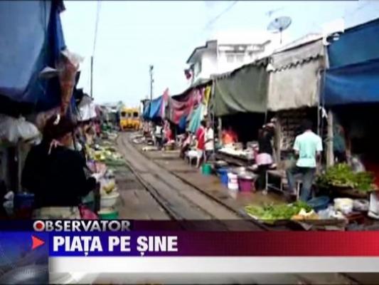 O piata din Thailanda este strabatuta de o cale ferata