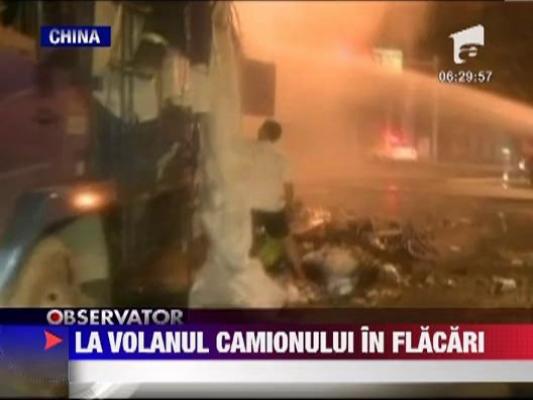 Un sofer a condus un camion in flacari spre o zona nepopulata, pentru a-si feri semenii de un dezastru