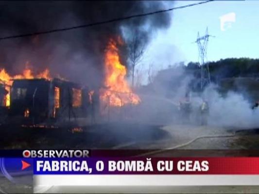 Un incendiu urias a transformat in bomba cu ceas, o fabrica de vopsea din Valcea