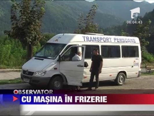 Un autoturism a spulberat peretele unei frizerii si a ranit doi oameni