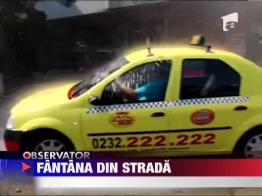 Ce fac soferii romani cand vad o conducta sparta? Isi spala masina gratis, direct in trafic