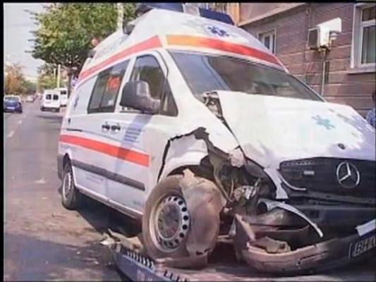 Accident cu ambulanta condusa de un sofer beat