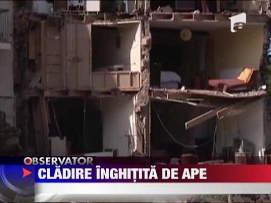 Cladire inghitita de ape