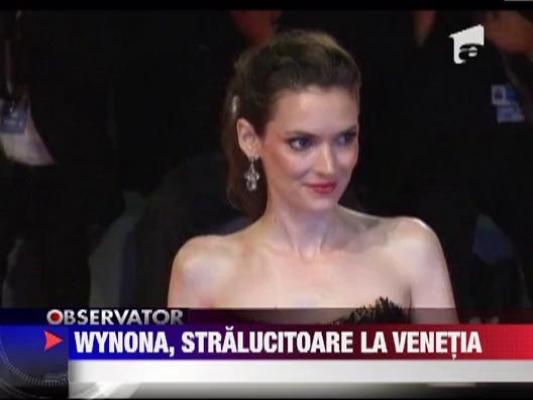 Winona Ryder a facut, ieri, furori, pe covorul rosu de la Venetia