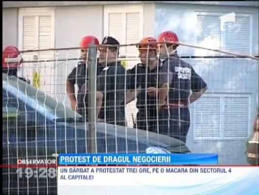 Un barbat a stat trei ore urcat pe o macara, doar de dragul de-a sta de vorba cu negociatorul Politiei Capitalei