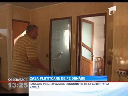 Un roman si-a construit o casa plutitoare cu etaj